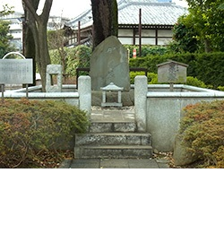 かさね塚